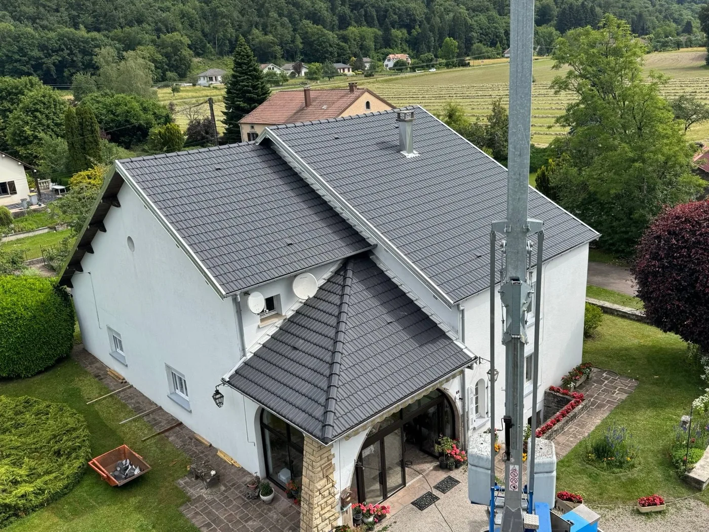 Vue aérienne d'une toiture grise rénovée