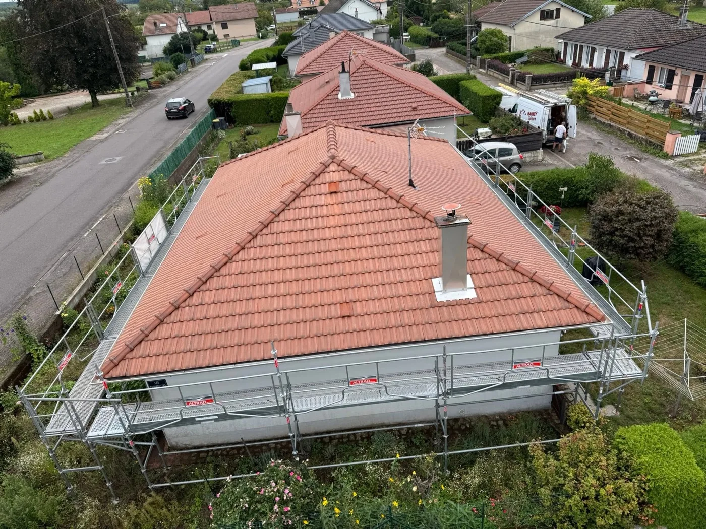Toiture en tuiles vue depuis le chantier