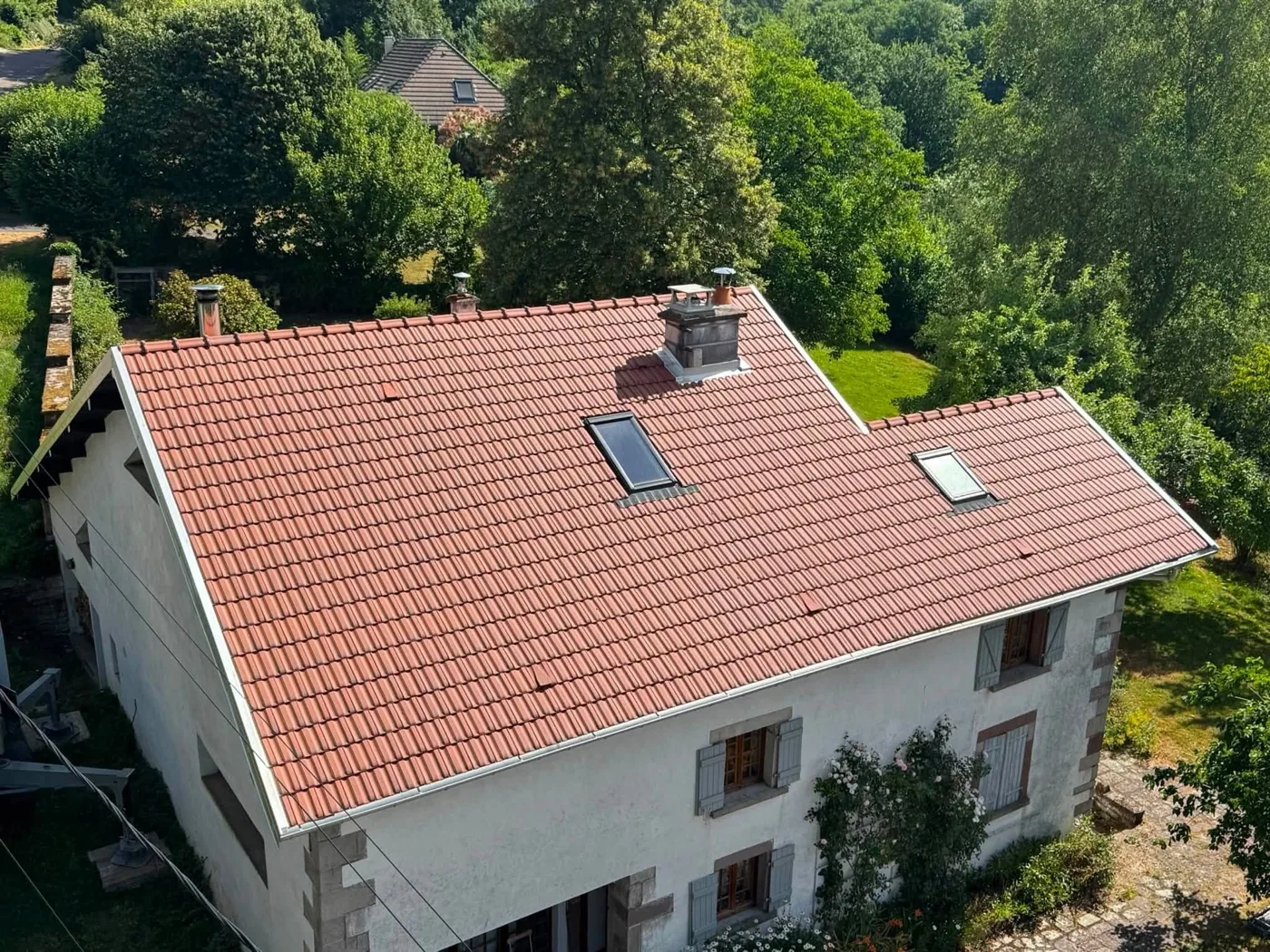 Vue aérienne d'une toiture rouge à quatre pans